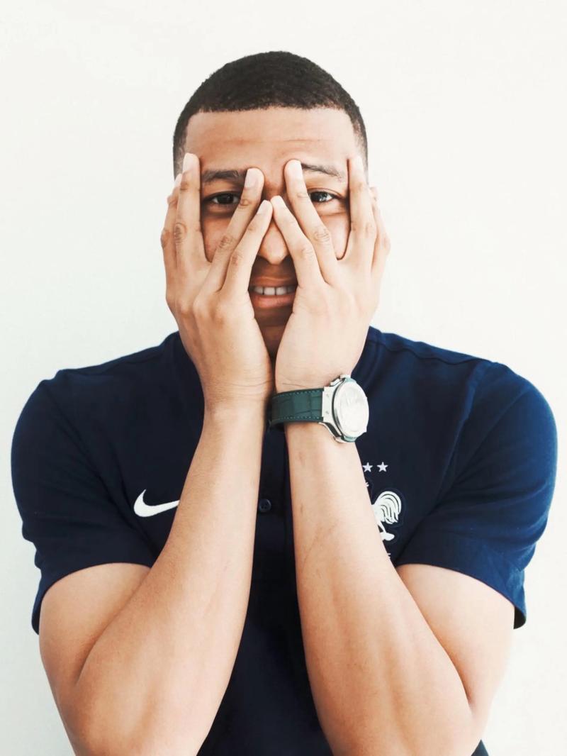 海港6日上午转道新加坡去新山，颜骏凌、徐新获颁纪念球衣