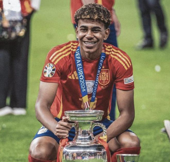 马格德堡球员庆祝进球，不幸跌入2.7米深的沟中但安全逃出